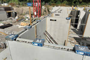  Schöck Sconnex Typ W wird auf die Wandschalen der Elementwände im Untergeschoss aufgesetzt 