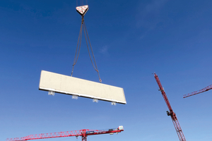  Ein Brüstungs­element für die Attika wird per Kran eingehoben 