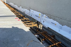  Das Brüstungs­element wird in die Betoniergasse in die vorhandene Bewehrung der Vollfertigteildecke eingefügt 