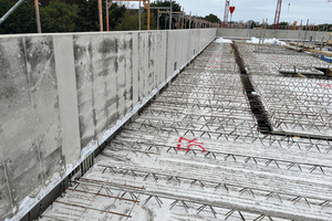  Beispiel für die Platzierung der Brüstungselemente auf Elementdecken, bevor der Beton aufgebracht wird 