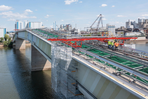  Grundlage für die projektspezifisch erarbeitete, Zeit und Kosten sparende Peri-Gerüstlösung bildet die Systemkombination der 
beiden Baukastensysteme Peri Up und Variokit 