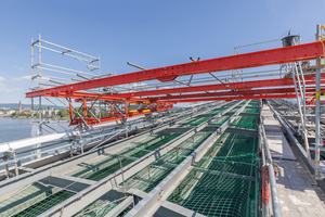  Die Flexibilität des Variokit Ingenieurbaukastens erlaubte es, den Fahrwagen der Randfelder an die 12 Prozent Rampenneigung anzupassen 