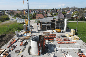  Für die Schalungsarbeiten der Zisterne mit einem Fassungsvermögen von 60 Kubikmeter kam die Trapezträgerschalung mit Holzschalhaut (TTR) von Paschal zum Einsatz; mit ihr soll 700 Kubikmeter Regenwasser pro Jahr zurückgewonnen werden können 