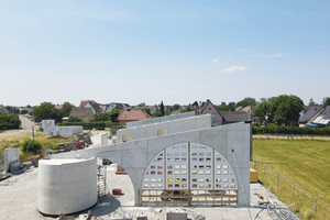  Das Technik­zentrum wurde mit einem nach Süden geneigten Pultdach konzipiert, um eine Solaranlage zu installieren. Um die schrägen Wände zu betonieren, wurden auf der Nordseite zwei 340 Zentimeter hohe Schalungselemente plus ein 135 Zentimeter hohes Schalelement übereinandergesetzt; auf der Südseite wurde ein 340 Zentimeter hohes Element mit dem 270 Zentimeter hohen Schalungselement kombiniert 