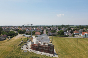  Die Wände des neuen städtischen Technikzentrums der französischen Gemeinde Herrlisheim wurden mit der Logo.3 von Paschal geschalt. Das Plusenergiegebäude wurde Anfang 2024 in Betrieb genommen 