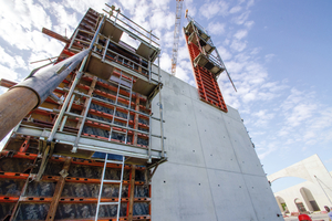  Durch die Umsetzung des ausgeklügelten Schalungsplans konnte ein gleichmäßiges Betonbild erzielt werden, das durch die symmetrische Anordnung der Fugen und Ankerstellen besticht 