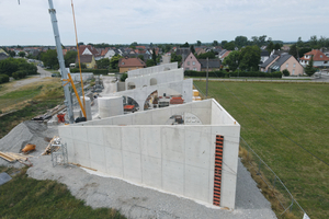  Das zukünftige Technikzentrum dient auch als Gemeindezentrum und steht Vereinen für Veranstaltungen und Ausstellungen offen. Die von der Solaranlage erzeugte Energie soll langfristig auch anderen öffentlichen Einrichtungen zugutekommen 