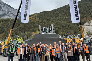 Zu Gast im österreichischen Telfs: Die Teilnehmenden der Liebherr International Construction Trade Press Tour 2025 