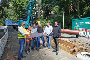  Besprechung vor Ort auf der Baustelle: Mario Schneider (ZOV), Bauleiter Florian Michel und Polier Moise Diehl (Reuscher Tiefbau), Felix Zörner (Stadt Nidda), Planer Denis Berdajs (Ingenieurbüro Lang-Rau) und Martin Ritting (Funke Kunststoffe) (v. r.) 