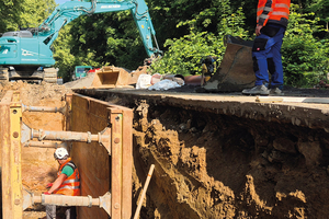  Die Kanalrohre werden in einem gemischtkörnigem Fels-Lehm-Gemisch der Bodenklasse 6 und in Tiefen zwischen 2,00 und 2,50 Metern verlegt 