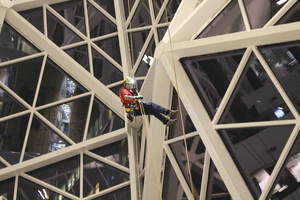  Die Höhenkletterer demonstrierten das Vorgehen bei Arbeiten in 45 Meter Höhe im Atrium des Axel-Springer-Campus 