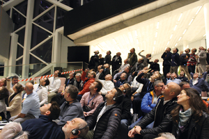  Der kollektive Blick nach oben: Die Exkursion in den Axel-Springer-Neubau begann mit einer Live-Demonstration zum Thema „Höhenarbeit an der Fassade“ durch das Ingenieurbüro Hochsicher und die Mittelmann Sicherheitstechnik GmbH &amp; Co. KG 