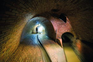  Seit dem 19. Jahrhundert im Einsatz: Dieser gemauerte Kanal ist bis heute ein funktionierender Teil des Frankfurter Kanalnetzes und ein Zeugnis herausragender Baukunst jener Zeit 