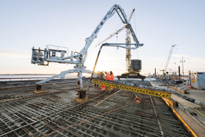  Der über eine am Anfang der Rohrleitung installierte Betonpumpe durch die Leitung gepumpte Beton wurde an deren Ende mittels Betonrundverteiler (BHD18) eingebaut 
