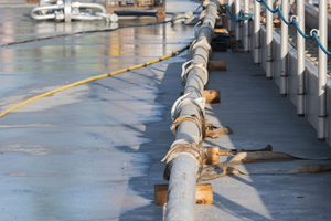  Eine klassische Betonage war aufgrund der Unzugänglichkeit des Einbauortes ausgeschlossen. Deshalb wurde eine Betonierrohrleitung mit einem Durchmesser von 125 Millimeter vom Anfang der Zufahrtsbrücke bis zum Einbauort aufgebaut und immer wieder verlängert. Bis zum Ende des Löschkopfes 2 erreichte die Rohrleitung eine Länge von nahezu 400 Metern 