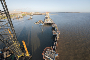  Der Schlepperhafen Stade wurde im laufenden Schiffs-betrieb erweitert  