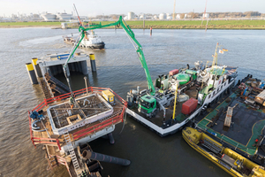  Zur Betonage der Leitwand und des Molenkopfes entschied sich die Bauleitung zur Anmietung einer Autofähre. Auf dieser befanden sich Fahrmischer sowie eine Mastpumpe 
