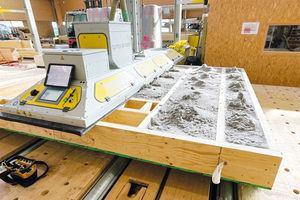  Im Zuge der Vorfertigung durch Gumpp &amp; Maier wurde das Holzständerwerk der nichttragenden Elemente mit Zellulose ausgeflockt 