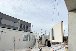  Die einzelnen Elemente wurden inklusive Fenster, Verschattung und Fassadenbekleidung im Werk vorpro-duziert 