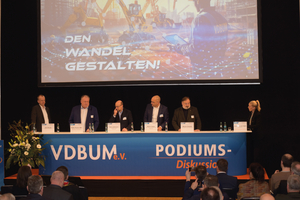  Klartext: Auf der hochkarätig besetzten Podiumsdiskussion zu Beginn des VDBUM Großseminars (hier 2025) werden aktuelle Branchenherausforderungen aus verschiedenen Blickwinkeln dargestellt. Die Diskussionen sind stets konträr, aber fair 