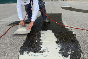  Der Untergrund wurde zunächst mit einer Diamantschleifmaschine vorbehandelt und anschließend mit Triflex Cryl Primer 222 grundiert. Risse im Asphalt wurden mit dem Mörtel Triflex Cryl Spachtel ausgebessert 