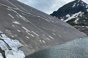  Die etwa 120 Meter tiefe Staumauer musste im Zuge der regelmäßigen Instandhaltungsmaßnahmen abgedichtet werden 