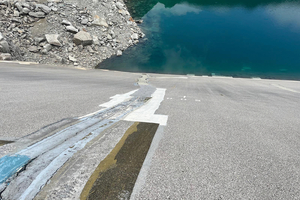  Besonders nach den Wintermonaten bilden sich Risse in der asphaltierten Mauer. Zum Einsatz kam das vliesarmierte System Triflex ProDetail 