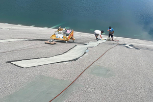  Hoch elastisch und dynamisch rissüberbrückend: Bei Triflex ProDetail wird in das flüssige Harz eine Vliesarmierung eingearbeitet. Das Material hat eine optimale Haftung und rutscht somit auch nicht von senkrechten Flächen ab 