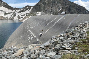  Die Flüssigabdichtung mit Triflex ProDetail passt sich jeder Geometrie an und eignet sich dank seiner Eigenschaften optimal für herausfordernde Bedingungen in den Bergen 