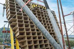  Eine der über 30 Holzsonderschalungen, die Dokas Fertigservice für die V-Stützen anfertigte. Darüber hinaus setze man noch Lösungen mit Stahlsonderschalungen sowie einer Kombination Holz-Stahl ein 