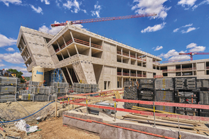  Eine besondere Herausforderung sowohl in der Planung als auch in der Ausführung waren die Überhangfassaden. Zur Lastableitung kamen Staxo 100 und Doka UniKit Lasttürme 480 zum Einsatz 