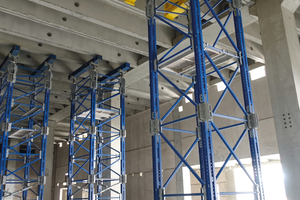  Die immensen Lasten der Gebäudeauskragung wurden in den Geschossen S1 und S2 temporär mithilfe der leistungsstarken Doka UniKit Lasttürme 480 abgeleitet 