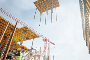  Zur Herstellung der 0,60 Meter starken Decken kamen zahlreiche DokaXdek-Tische zum Einsatz. Die Tische ließen sich schnell und sicher per Kran umsetzen 