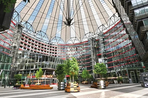  Der Komplex beinhaltet unter anderem Wohn- und Gewerbeflächen, Restaurants und ein Kino. Über allem thront die markantikonische Zeltkuppel, für die das Gebäuderondell auch über die Stadtgrenzen hinaus bekannt ist 