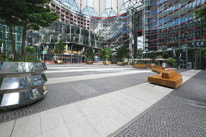  Die neuen Edelstahl-Rinnen des ostwestfälischen Metallwarenherstellers sollten sich dezent in das Streifenmuster einbetten, den bestehenden Hohlraum auch weiterhin nutzen sowie die gleichen Schlitzperforationen wie die vorherige Entwässerungslösung bekommen 