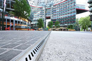  Das ehemalige Sony Center in Berlin, heute das Center am Potsdamer Platz, ist ein echter Hotspot der deutschen Hauptstadt. Die Neugestaltung des Zentrums, beginnend mit dem Außenareal, ist ein weiterer Schritt auf dem Weg hin zur europäischen Metropole der Moderne. Schmale Sonderbau-Rinnen der Firma Richard Brink stellen ab sofort die Entwässerung über die gesamte Freifläche hinweg sicher 
