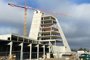  Mit seinen schrägen Außenwänden ist das neue multifunktionale Gebäude von Häfele am Stammsitz in Nagold ein architektonischer Hingucker. Die Realisierung des Rohbaus war entsprechend anspruchsvoll 