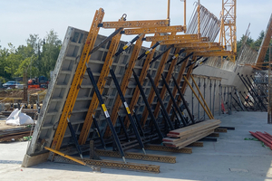  Die einseitig von innen zu verankernde Ulma-Rahmenschalung Batek eignete sich in Nagold optimal, da im Außenbereich niemand auf die Schließschalung zugreifen musste 