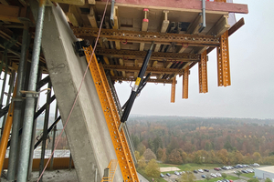  Das Klettersystem BMK ist eigens konzipiert für geneigte Wände und lässt sich mit wenigen Komponenten flexibel an die Gegebenheiten vor Ort anpassen. Der Neigungswinkel des Turms beträgt 70 Grad 