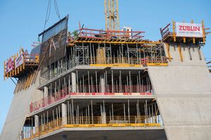  Die Decken des neuen, multifunktionalen Gebäudes wurden mit Deckentischen MK realisiert. Gut zu sehen sind auch die Hohlkörper in den Geschossdecken zur Reduktion des Betonverbrauchs 