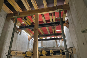  Zeitweise lasteten aufgrund der hohen Takte rund 7,5 Tonnen Gewicht auf der ausgesprochen belastbaren Ulma-Schachtbühne KSP 