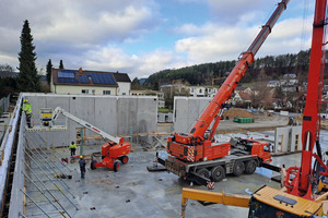  Bei den Syspro-Thermowand-Elementen handelt es sich um integrierte, industriell vorgefertigte Betonfertigteile, die zwischen zwei Betonschalen eine Dämmebene beinhalten 