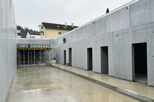  Statt die rund 1.900 Quadratmeter umfassenden Wände konventionell mit Ziegeln zu mauern, wurden diese mit industriell vorgefertigten Thermowänden des Syspro-Mitglieds Egon Elsäßer Bauindustrie GmbH &amp; Co. KG aus dem nahe gelegenen Geisingen gebaut 