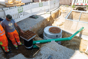  Effiziente ACO-Lösung: Schwammstadt Straßenablauf und Revisionsschacht mit Rückstauklappe  