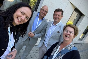  Gruppenfoto von Konferenzteilnehmenden (u. a. Birgit Linnamäe) mit Hinweis auf das Advertorial zur VDI-Konferenz in Karlsruhe. 