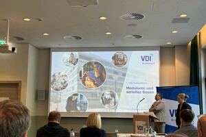  VDI-Konferenz „Modulares und serielles Bauen“: Vortragsszene im Konferenzraum mit Hinweis „Jetzt im Advertorial lesen“. 