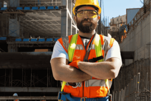  VDI Wissensforum – Weiterbildung im Bauwesen: Symbolmotiv mit Person im Helm und Tablet vor digitaler Netzwerk-/Technologie-Optik, Hinweis auf Weiterbildungs­möglichkeiten. 