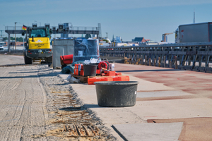  Anschluss der neuen Fahrspur an die bestehende Brücke: Gut zu erkennen: die freigelegte Bewehrung, der Neubeton und die verschiedenen Schichten der Instandsetzungsmörtel (Sika BM-04 und BE-08, grau) sowie die Ankeilung mit dem Polymer-Instandsetzungsmörtel (Sikadur-43 PRM) 