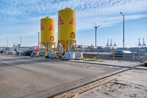  Insgesamt wurden­ acht Silos der Instandsetzungs­mörtel in der Mitte der K20 aufgestellt 