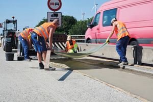  Nach dem Glätten erfolgt die Nachbehandlung durch Abdecken mit Folie 